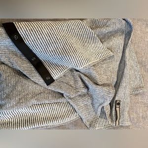 Luxurious Gap scarf double sided with snap closure